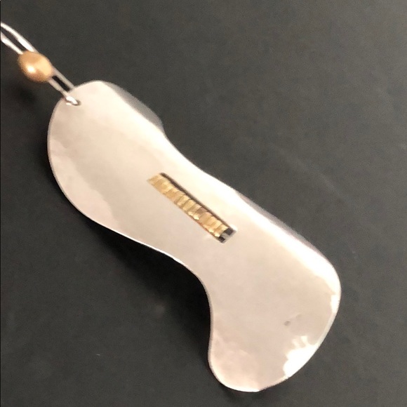 ONE UNIQUE SILVER PLATED HAMMERED ARTISAN EARRING - Picture 2 of 12